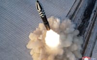 北朝鮮が公開した固体燃料型ICBM「火星18」の発射訓練の様子＝朝鮮中央通信・ロイター
