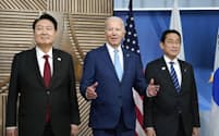 記念写真に納まる（左から）韓国の尹錫悦大統領、バイデン米大統領、岸田首相（11月16日、米サンフランシスコ）＝共同