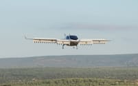 デンソーがモーターを供給する「リリウムジェット」。最大7人乗りで航続距離は250キロメートル以上と飛行効率に優れる点が大きな特徴。機体は全長8.5メートル、翼幅13.9メートル（写真：リリウム）