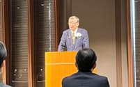 表彰式で挨拶する日本ＩＲ協議会の泉谷直木会長