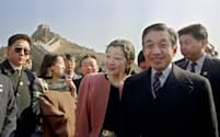天皇、皇后として万里の長城を見学する上皇ご夫妻＝1992年10月、北京市の八達嶺=共同
