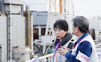 東京電力福島第1原発で廃炉作業を視察する上川外相（左）＝外務省提供