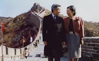 天皇、皇后として北京市の万里の長城を見学される上皇ご夫妻（1992年10月）＝共同