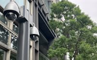 AIを搭載した監視カメラの設置が増えている（12月、東京・丸の内）