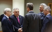 14日、ＥＵ首脳会議で加盟国のリーダーと協議するハンガリーのオルバン首相（左から２人目）＝ＡＰ