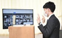 コロナ対策のためオンライン授業を行う西東京市の中学教諭（25日、東京都西東京市）