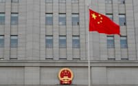 中国企業は国内外で当局の規制への対応を迫られている（北京の裁判所）＝ロイター