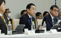 デジタル行財政改革会議で発言する岸田首相。右は河野デジタル相（20日、首相官邸）