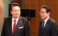 韓国の尹錫悦大統領㊧と並んで共同記者会見に臨む岸田首相（3月、首相官邸）