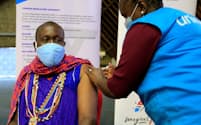 国際枠組み「COVAX（コバックス）」の供与による新型コロナウイルスワクチンの接種の様子（2021年4月、ナイロビ）＝ロイター