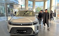 ファーウェイがセレスと運営するブランドの新車「問界M7」は発売2カ月半で10万台を受注した（広州市の販売店）