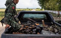 差し押さえた武器を運ぶ少数民族武装勢力の兵士（11月中旬、ミャンマー東部）＝ロイター