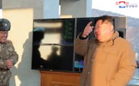 固体燃料型ICBM「火星18」の発射訓練を視察した金正恩氏（右）＝朝鮮通信