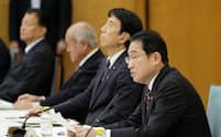 国内投資の拡大策を官民で議論する会合であいさつする岸田首相（右端）＝21日午後、首相官邸