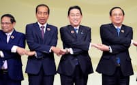 日本とＡＳＥＡＮは次の50年に向け「共創」を掲げた（左からベトナムのファム・ミン・チン首相、インドネシアのジョコ大統領、岸田首相、ラオスのソンサイ首相　＝17日、都内）