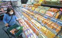 卵の価格高騰など、最近の物価高で消費者の節約志向は高まっている（都内のスーパー）
