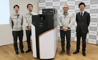 新装置は田中氏（右から２人目）の研究所で開発した（２１日、京都市）