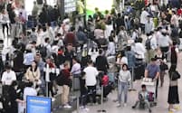 観光客らで混雑する北京首都国際空港（2023年9月）＝共同