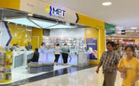 MPTはミャンマーの携帯通信ブランドで首位グループの一角を占める（21日、ヤンゴンの店舗）