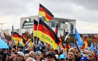 独極右政党「ドイツのための選択肢（AfD）」による反政府デモに集まった支持者たち（2022年10月、ベルリン）＝ロイター