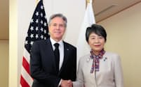 会談を前に記念写真に納まる上川外相㊨とブリンケン米国務長官（11月7日、外務省）