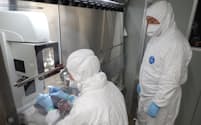 北海道大学は危険度が比較的高い病原体を扱える施設に最先端設備を導入し、病原体の詳細な構造を解析=同大提供