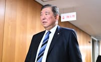 自民党総務会に臨む石破茂元幹事長（22日、党本部）