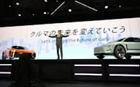 10月に開催された「ジャパンモビリティショー2023」で電気自動車の「FT-3e」（右）と「FT-Se」を発表するトヨタ自動車の佐藤恒治社長