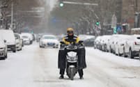 中国の広い地域で寒波による降雪が経済活動の妨げとなった（2023年12月、北京）＝ロイター