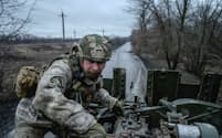 ウクライナ側は砲弾不足に苦しんでいる（21日、東部の激戦地バフムト近郊の防衛にあたる同国軍の兵員）＝ロイター