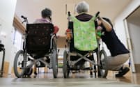 介護事業は高齢化で市場の拡大が続いている