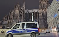 ドイツのケルン大聖堂前に停車する警察車両（23日）＝ドイツ通信社・ＡＰ