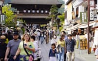5月の連休中、善光寺は多くの観光客が訪れた