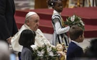 クリスマスイブのミサに出席したローマ教皇フランシスコ（24日、バチカン）＝AP