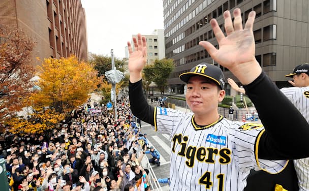 阪神の優勝パレードでファンに手を振る村上頌樹選手（2023年11月23日、神戸市中央区）=代表撮影
