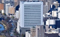 福岡銀行などふくおかFG傘下行は、初任給を引き上げて優秀な人材を獲得する（同FGの本社ビル）