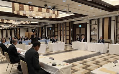 静岡県と東部10市町が参加する東部地域サミットが開かれた（25日、静岡県沼津市）