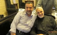 イラン革命防衛隊のムサビ上級軍事顧問㊧（右は2020年に米軍に殺害されたコッズ部隊のソレイマニ司令官）＝ＷＡＮＡ・ロイター