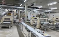 ギョーザの皮の生産ラインを増設。1日あたり10万パック生産できる体制を敷いた（広島県安芸高田市）