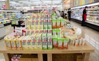 物価高でPB人気が高まっている（CGCに加盟のスーパー店頭で展開される豆乳のPB商品）