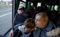 ロシアに連れ去られた後にウクライナに戻ってきた14歳の息子を抱きしめる母親（４月）＝ロイター