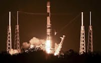 ファルコン９はスペースＸの主力ロケット（１２月１８日の打ち上げの様子）＝ＡＰ