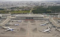那覇空港の駐機場とターミナルビルは第1滑走路奥に位置している