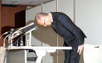 記者会見で頭を下げる高島屋の横山和久専務営業本部長(27日午前、東京都中央区)