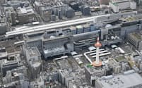 JR京都駅は観光客急増にともなう混雑緩和が課題となっている