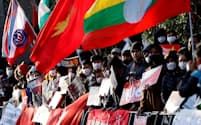 在日ミャンマー大使館前で国軍支配に抗議する同国国民ら（2月1日、東京都内）＝ロイター
