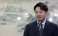 新党結成の意向を表明する韓国与党元代表の李俊錫氏（27日、ソウル）＝聯合