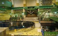 柏崎刈羽原子力発電所7号機（新潟県）の内部。長期停止のため圧力容器の蓋などが取り外されている