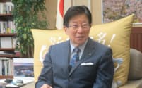 インタビューに応じる静岡県の川勝平太知事
