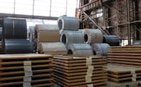 薄鋼板は機械部品から建設用資材まで幅広い用途がある（首都圏の鋼材倉庫）